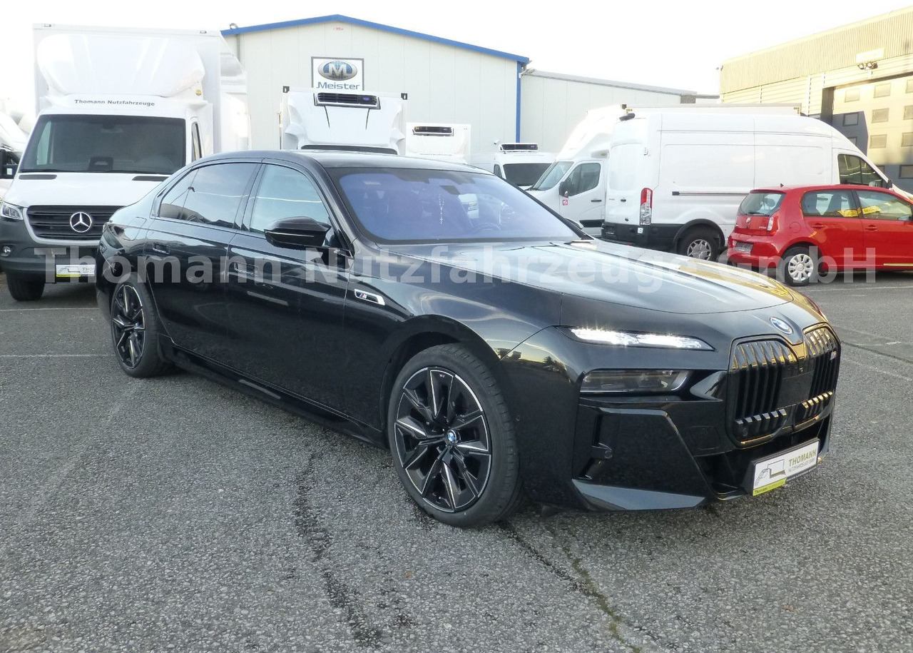 BMW M760 7 M760 e xDrive Cinema Sky Lounge 2x 21 Zol - Sedan: bilde 3 BMW M760 7 M760 e xDrive Cinema Sky Lounge 2x 21 Zol - Sedan: bilde 3