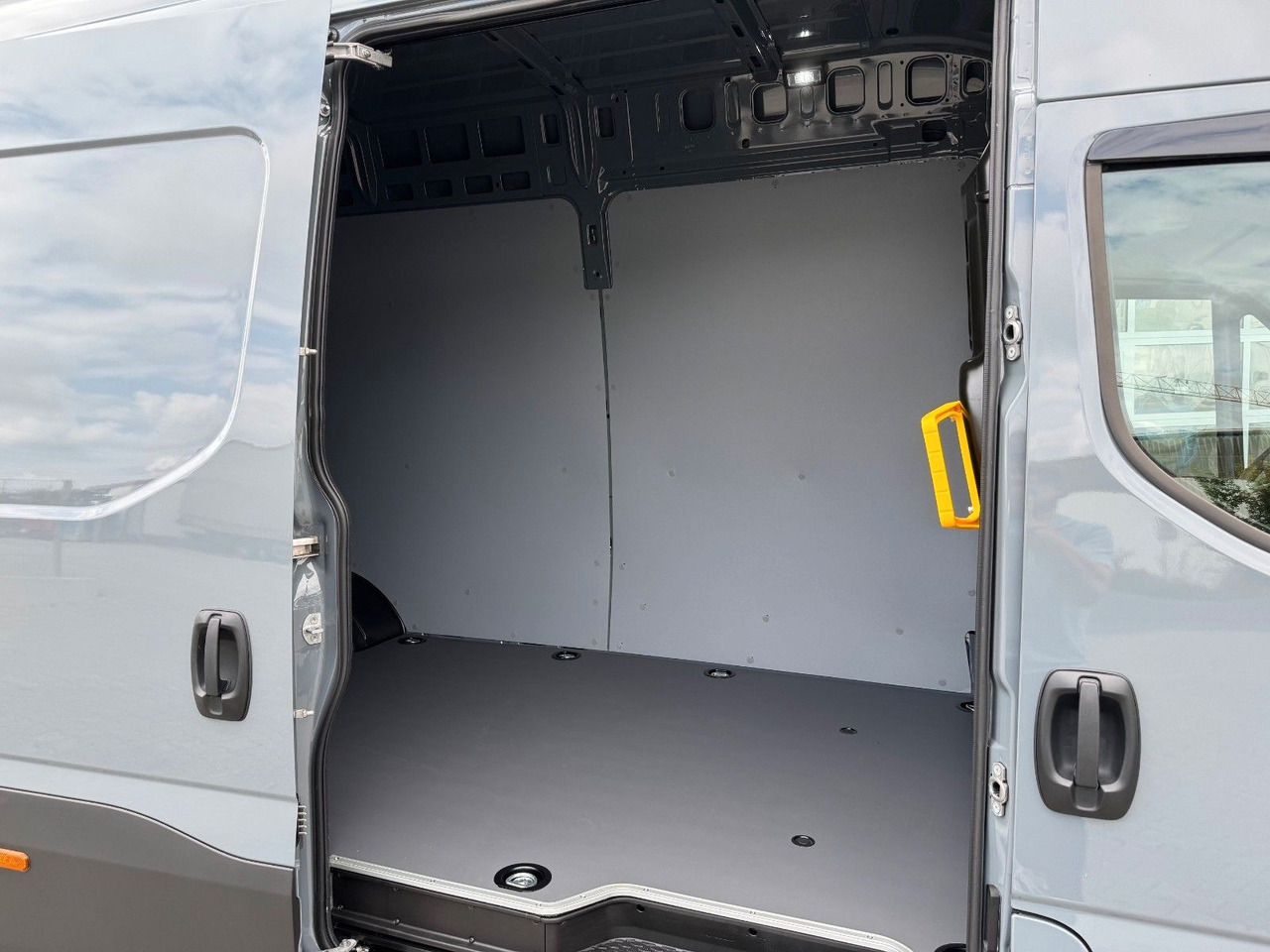 Iveco Daily 70C21 3.0L *L4*H3*Automatik*LED*Luft* 2x - Kassebil: bilde 3 Iveco Daily 70C21 3.0L *L4*H3*Automatik*LED*Luft* 2x - Kassebil: bilde 3