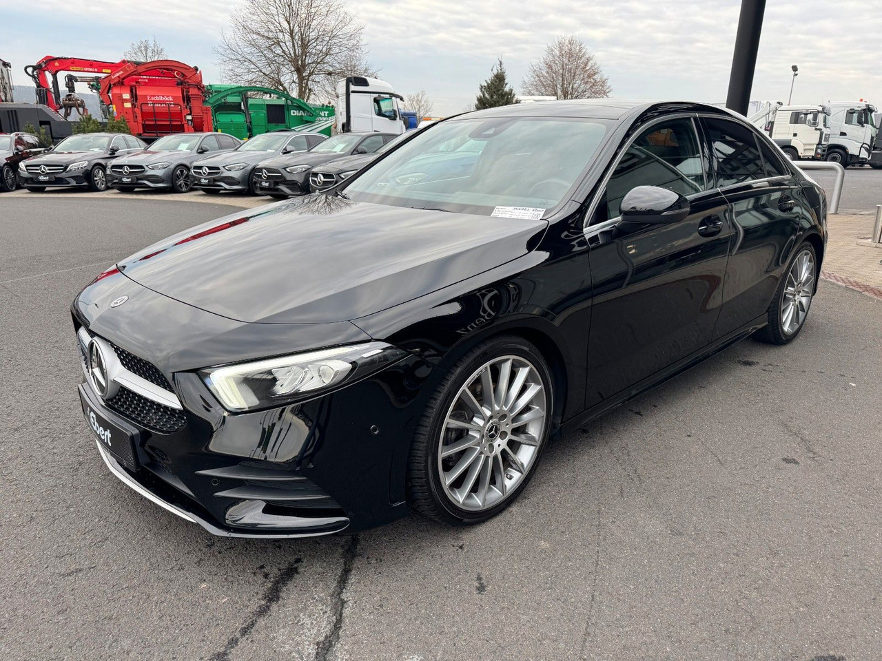 Mercedes-Benz A 200 AMG 19"+Ambiente+R-Kamera+Pano+LED+MBUX - Sedan: bilde 2 Mercedes-Benz A 200 AMG 19"+Ambiente+R-Kamera+Pano+LED+MBUX - Sedan: bilde 2