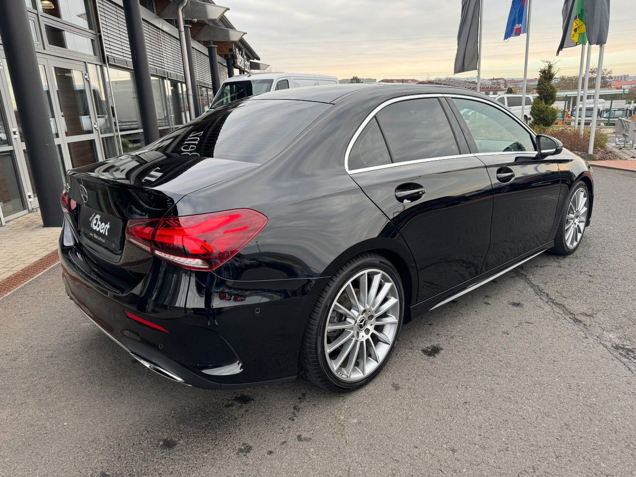 Mercedes-Benz A 200 AMG 19"+Ambiente+R-Kamera+Pano+LED+MBUX - Sedan: bilde 4 Mercedes-Benz A 200 AMG 19"+Ambiente+R-Kamera+Pano+LED+MBUX - Sedan: bilde 4