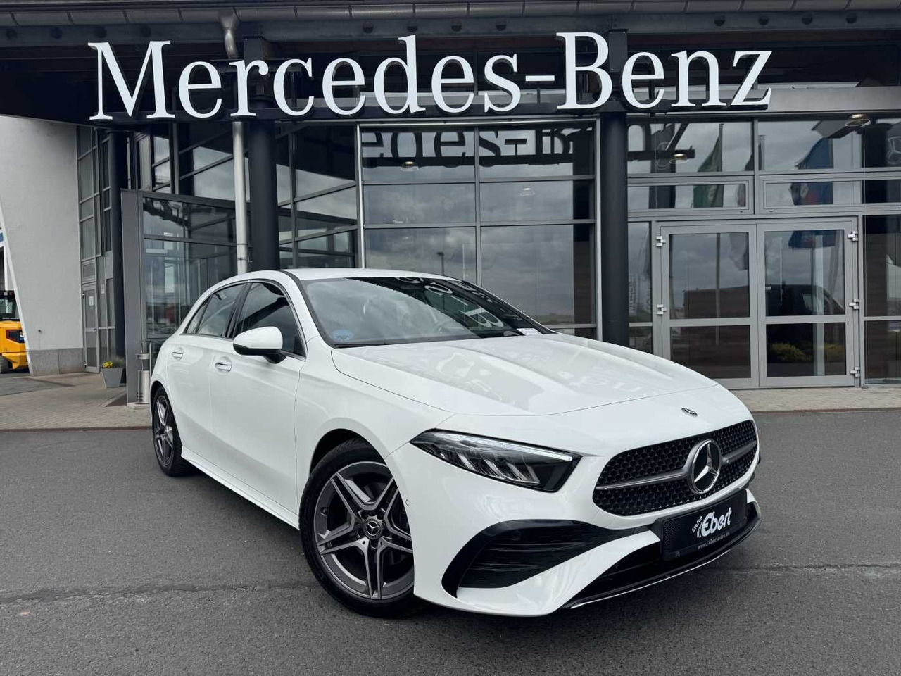 Mercedes-Benz A 200d AMG+AHK+Ambiente+RFK+MBUX+LED+IHC - Sedan: bilde 1 Mercedes-Benz A 200d AMG+AHK+Ambiente+RFK+MBUX+LED+IHC - Sedan: bilde 1
