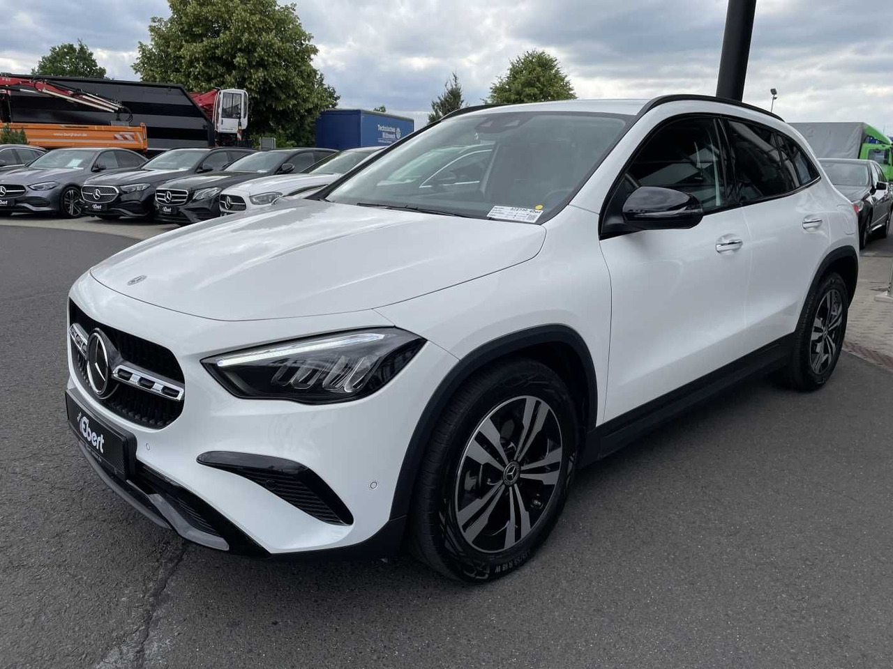 Mercedes-Benz GLA 220 4M 8G Progressive R-Kamera +Distr+Ambien - SUV: bilde 2 Mercedes-Benz GLA 220 4M 8G Progressive R-Kamera +Distr+Ambien - SUV: bilde 2