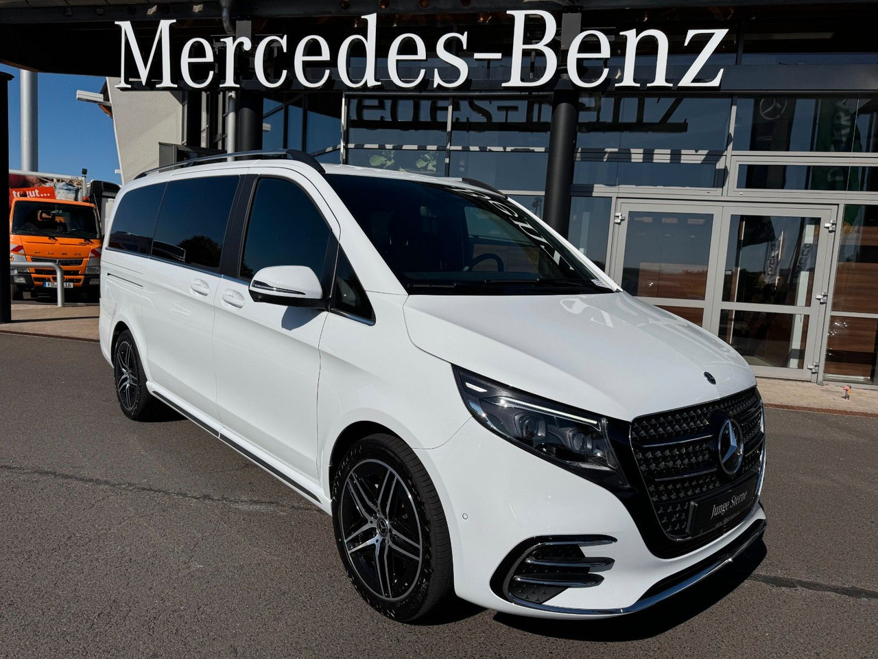 Mercedes-Benz V 300 d 4MATIC EXCLUSIVE AMG Tische AHK2,5to - Persontransport: bilde 1 Mercedes-Benz V 300 d 4MATIC EXCLUSIVE AMG Tische AHK2,5to - Persontransport: bilde 1