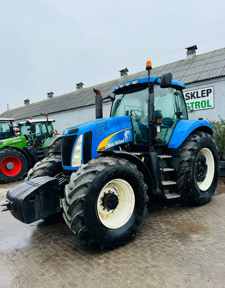 New Holland T8020 - Traktor: bilde 1 New Holland T8020 - Traktor: bilde 1