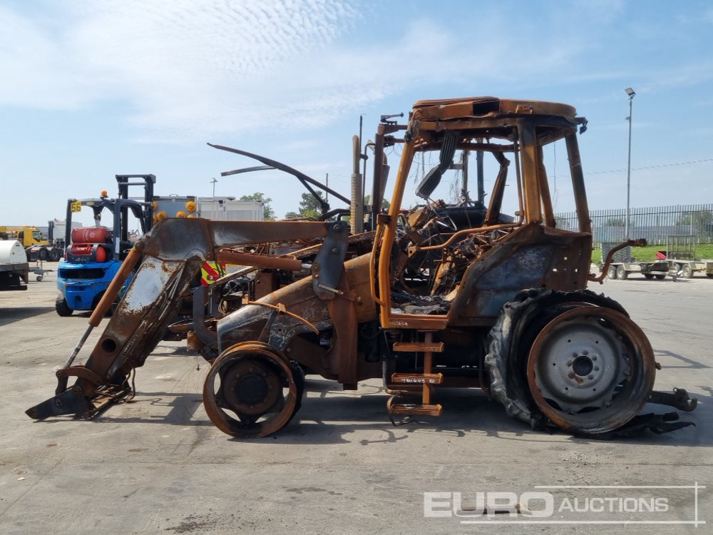 4WD Tractor, Loader, 2 Spool Valves (Fire Damage), 4WD Tractor, 3 Spool Valve (Fire Damage) - Traktor: bilde 2 4WD Tractor, Loader, 2 Spool Valves (Fire Damage), 4WD Tractor, 3 Spool Valve (Fire Damage) - Traktor: bilde 2