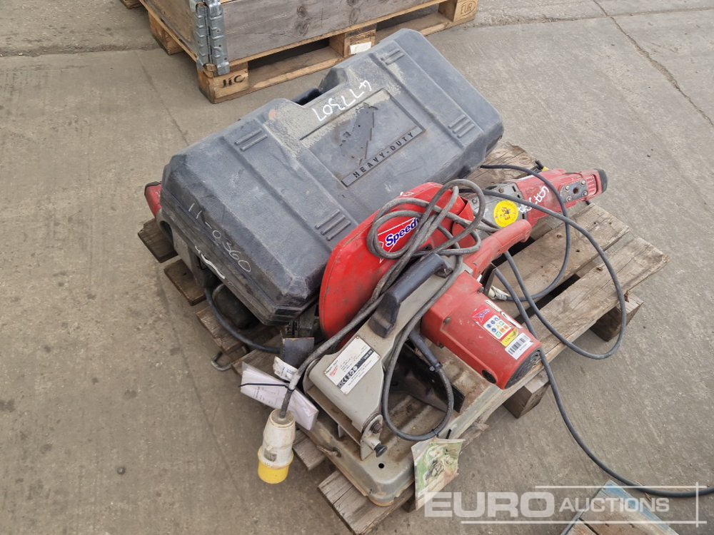 Milwaukee 110 Volt Cut Off Saw, 110 Vot Grinder, 110 Volt Hammer Drill (2 of), 110 Volt Hand Held Breaker - Anleggsmaskiner: bilde 5 Milwaukee 110 Volt Cut Off Saw, 110 Vot Grinder, 110 Volt Hammer Drill (2 of), 110 Volt Hand Held Breaker - Anleggsmaskiner: bilde 5