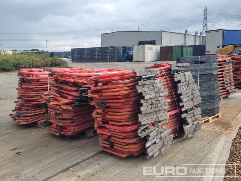 Pallet of Plastic Safety Barriers (5 of) Pallet of Road Signs (3 of) - Anleggsmaskiner: bilde 5 Pallet of Plastic Safety Barriers (5 of) Pallet of Road Signs (3 of) - Anleggsmaskiner: bilde 5
