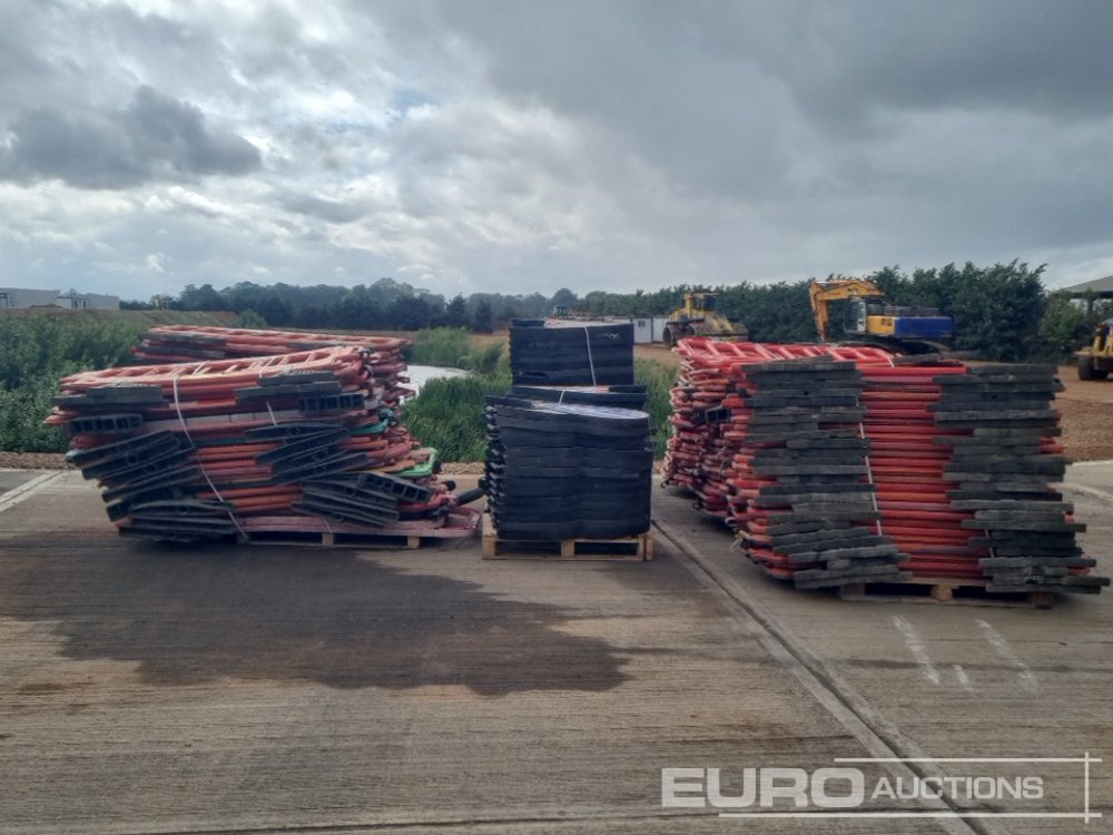 Pallet of Plastic Safety Barriers (5 of) Pallet of Road Signs (3 of) - Anleggsmaskiner: bilde 2 Pallet of Plastic Safety Barriers (5 of) Pallet of Road Signs (3 of) - Anleggsmaskiner: bilde 2