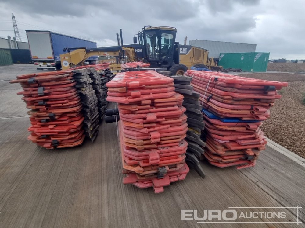 Pallet of Plastic Safety Barriers (5 of) Pallet of Road Signs (3 of) - Anleggsmaskiner: bilde 4 Pallet of Plastic Safety Barriers (5 of) Pallet of Road Signs (3 of) - Anleggsmaskiner: bilde 4