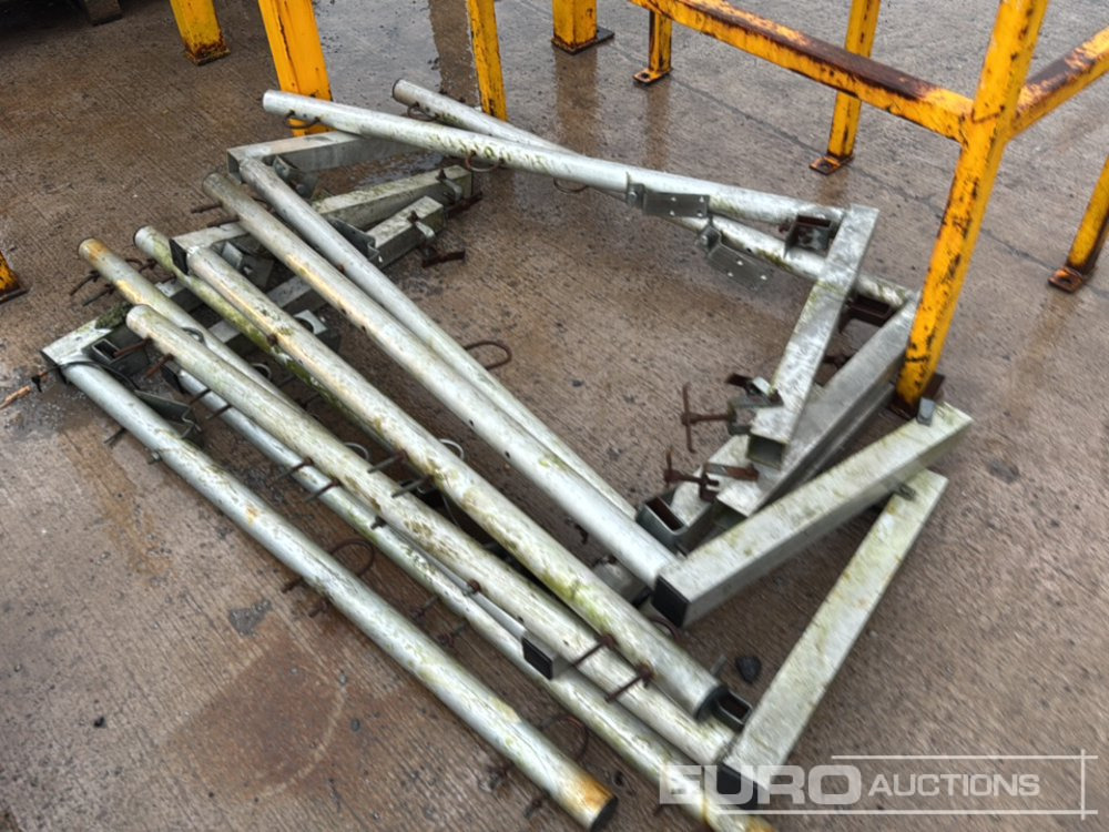 Rubbish Bins (3 of), Aluminium Brackets, (10 of), Steel Frame (2 of) - Verktøy/ Utstyr: bilde 5 Rubbish Bins (3 of), Aluminium Brackets, (10 of), Steel Frame (2 of) - Verktøy/ Utstyr: bilde 5