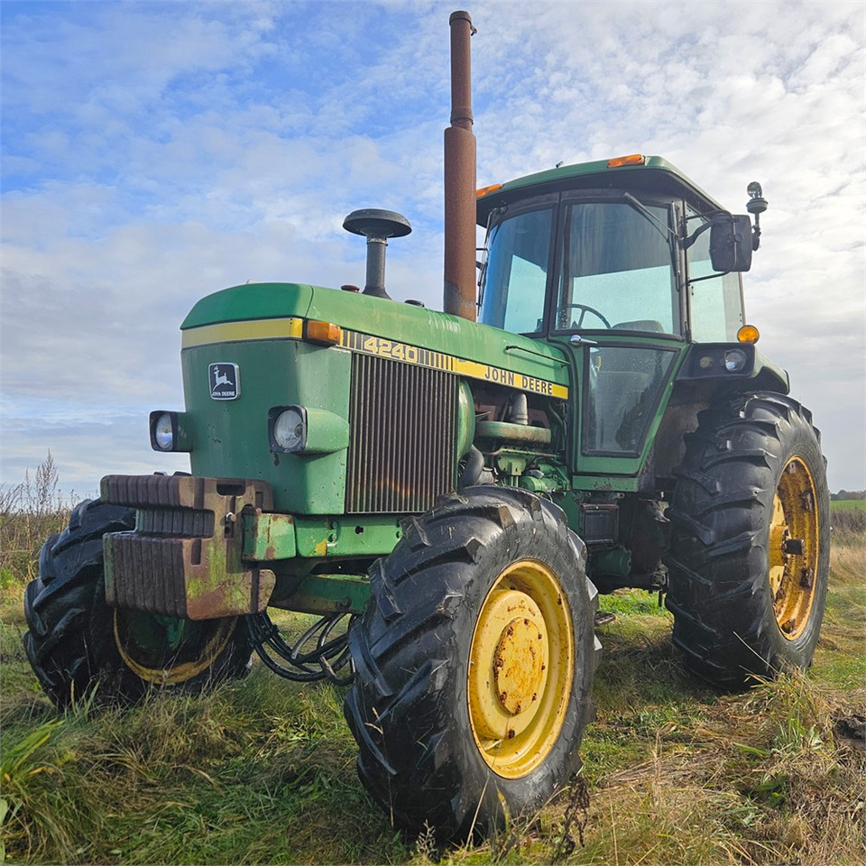 John Deere 4240 - Traktor: bilde 1 John Deere 4240 - Traktor: bilde 1