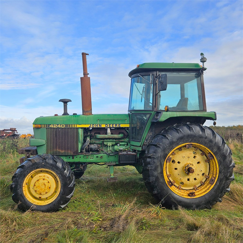 John Deere 4240 - Traktor: bilde 2 John Deere 4240 - Traktor: bilde 2