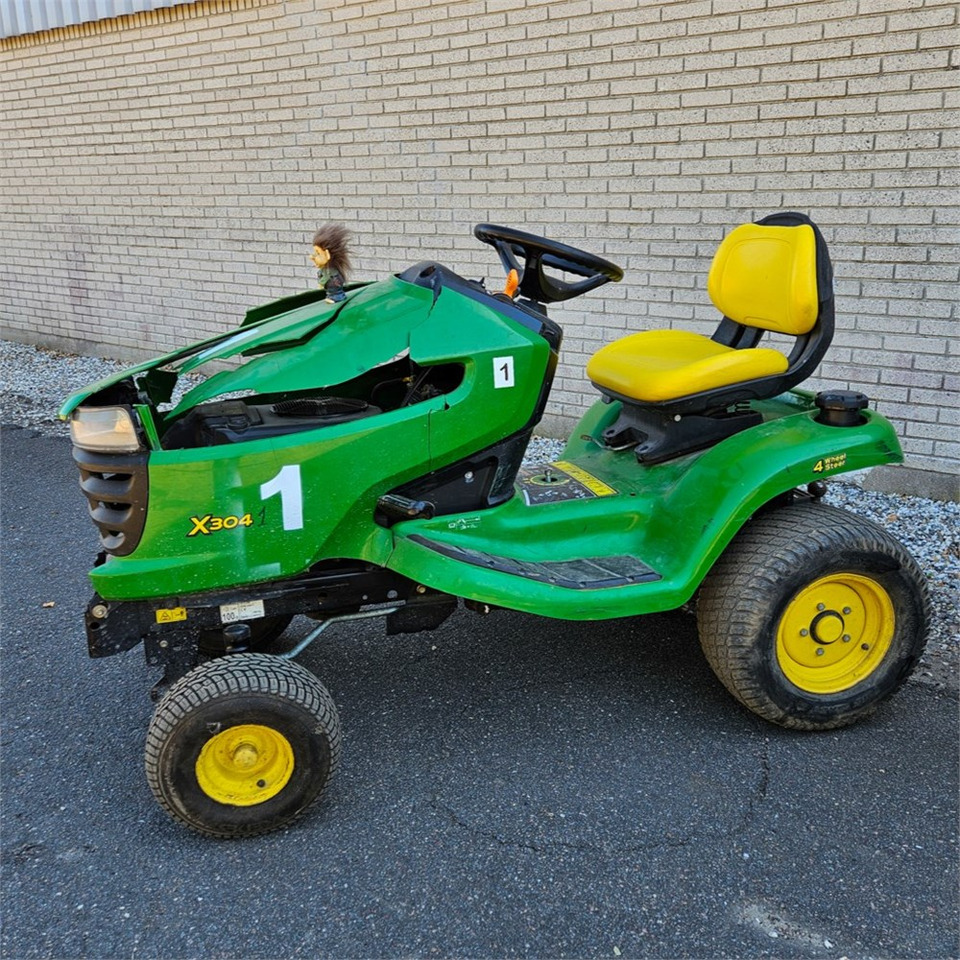 John Deere X304 - Gressklipper: bilde 1 John Deere X304 - Gressklipper: bilde 1