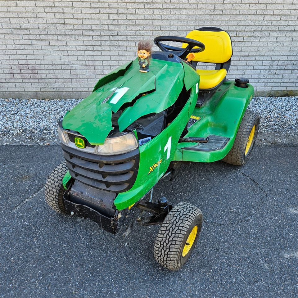 John Deere X304 - Gressklipper: bilde 2 John Deere X304 - Gressklipper: bilde 2