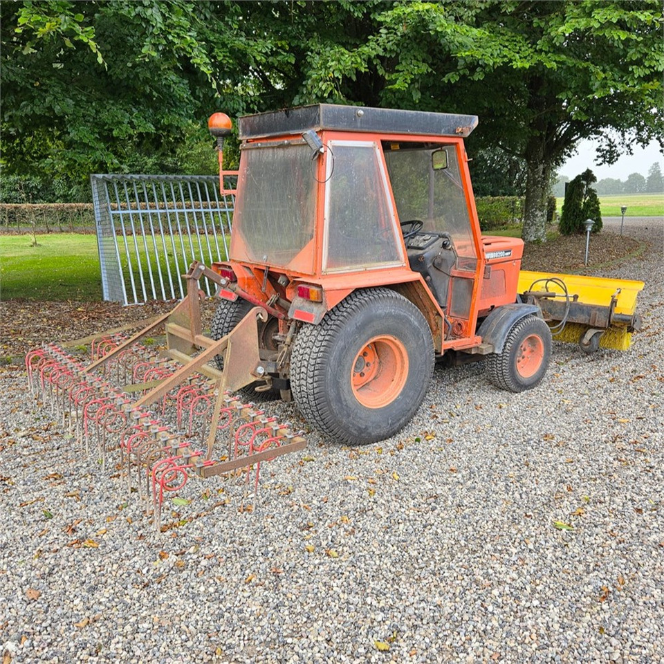 Kubota B8200 - Kommunale traktor: bilde 5 Kubota B8200 - Kommunale traktor: bilde 5