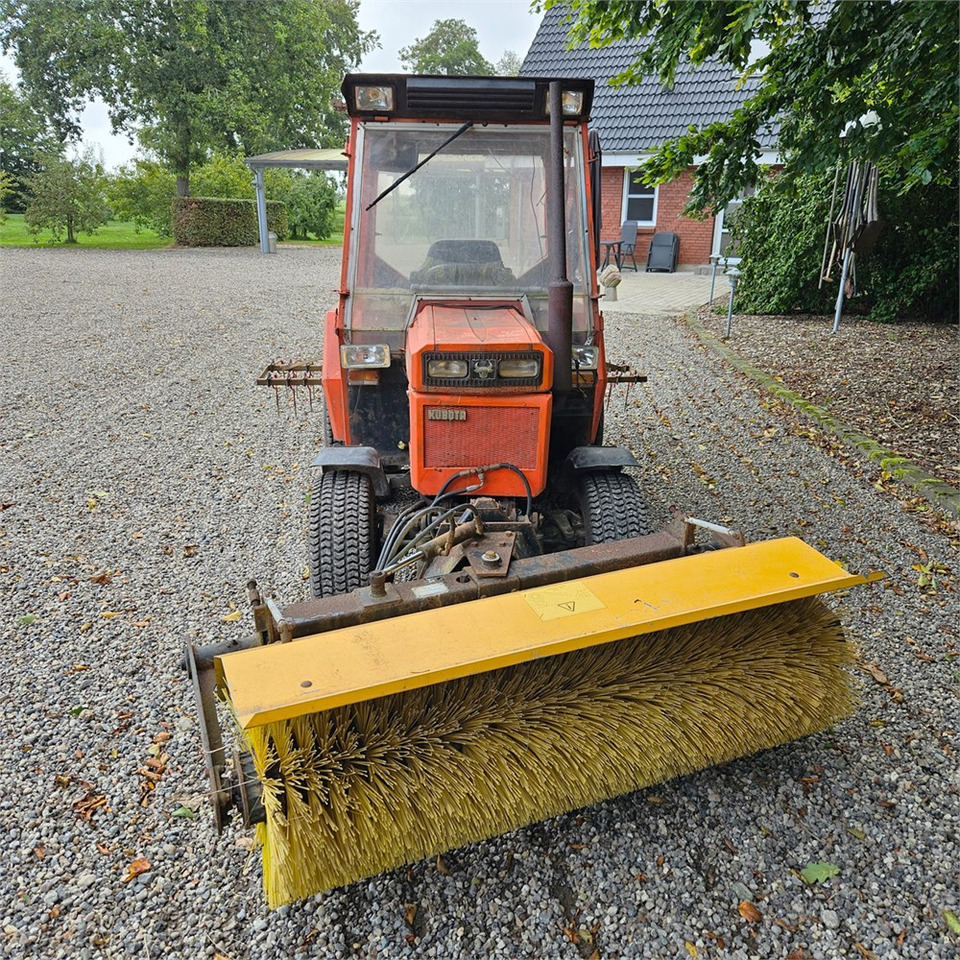 Kubota B8200 - Kommunale traktor: bilde 3 Kubota B8200 - Kommunale traktor: bilde 3