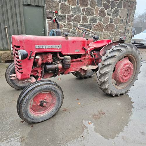 McCORMICK D-324 Standard - Traktor: bilde 1 McCORMICK D-324 Standard - Traktor: bilde 1