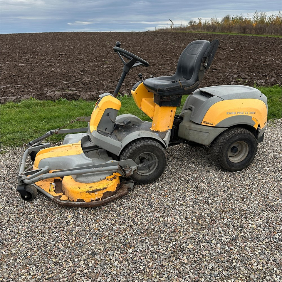 Stiga P901 Parkpro 25 4WD - Gressklipper: bilde 1 Stiga P901 Parkpro 25 4WD - Gressklipper: bilde 1