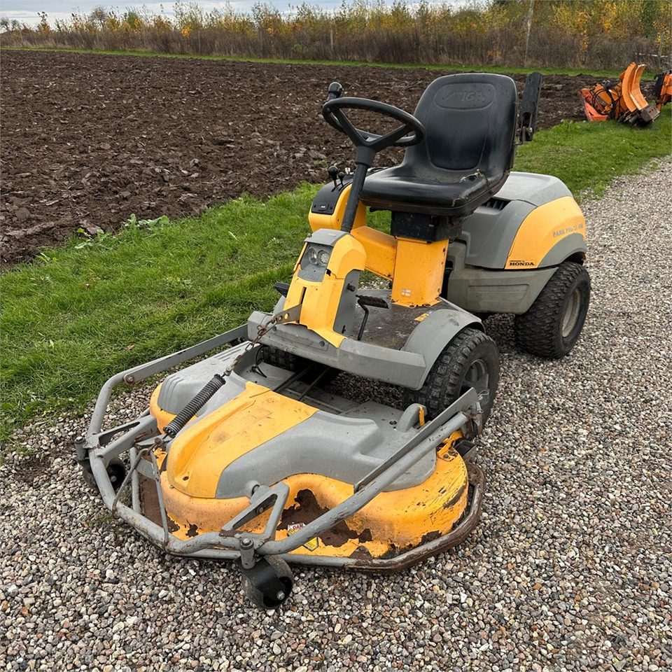 Stiga P901 Parkpro 25 4WD - Gressklipper: bilde 3 Stiga P901 Parkpro 25 4WD - Gressklipper: bilde 3