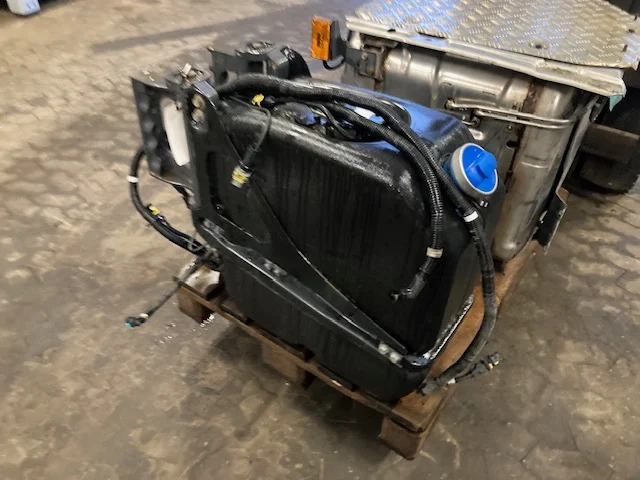 Scania 2919673 – Scania 2998146 – Scania Adblue tank + Scania reductant pick up unit - AdBlue tank for Lastebil: bilde 1 Scania 2919673 – Scania 2998146 – Scania Adblue tank + Scania reductant pick up unit - AdBlue tank for Lastebil: bilde 1