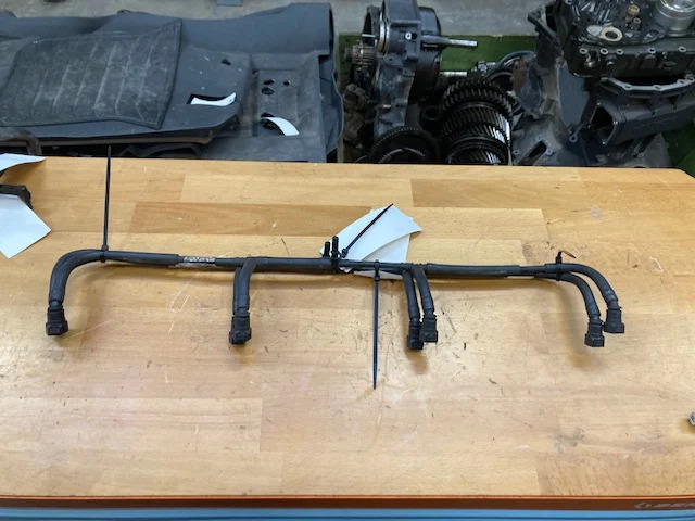 Scania Bleed pipe – Scania 2218435 - Motor og deler for Lastebil: bilde 1 Scania Bleed pipe – Scania 2218435 - Motor og deler for Lastebil: bilde 1