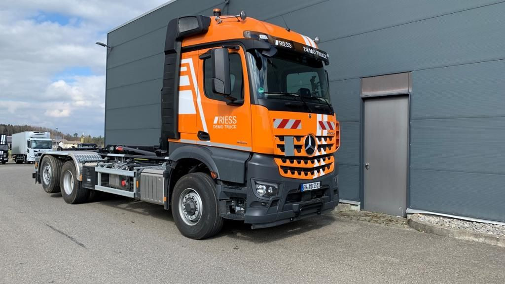 Mercedes-Benz 2551 L Abrollkipper mit HAD, gelenkter liftbarer - Lastebil: bilde 1 Mercedes-Benz 2551 L Abrollkipper mit HAD, gelenkter liftbarer - Lastebil: bilde 1
