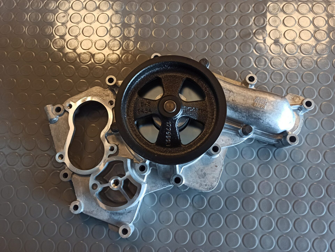 SCANIA COOLANT PUMP - 570881 - Kjølevæskepumpe for Lastebil: bilde 1 SCANIA COOLANT PUMP - 570881 - Kjølevæskepumpe for Lastebil: bilde 1