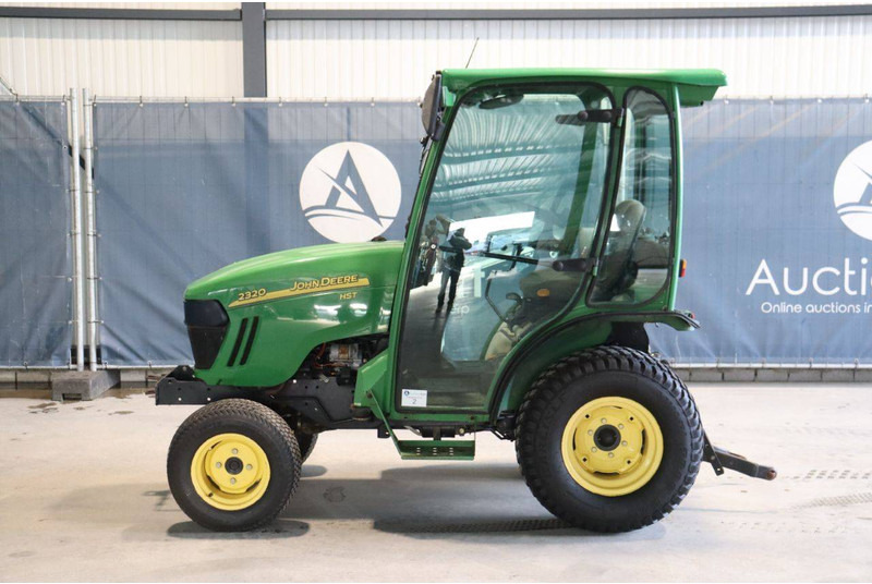 John Deere 2320 - Traktor: bilde 2 John Deere 2320 - Traktor: bilde 2