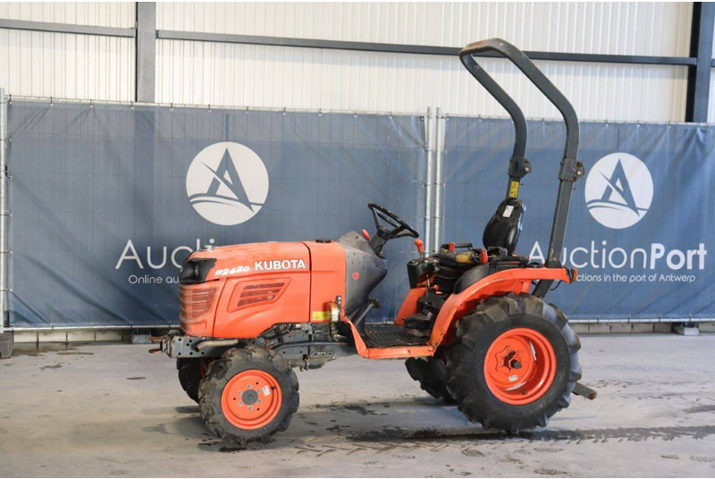Kubota B2420 - Traktor: bilde 1 Kubota B2420 - Traktor: bilde 1