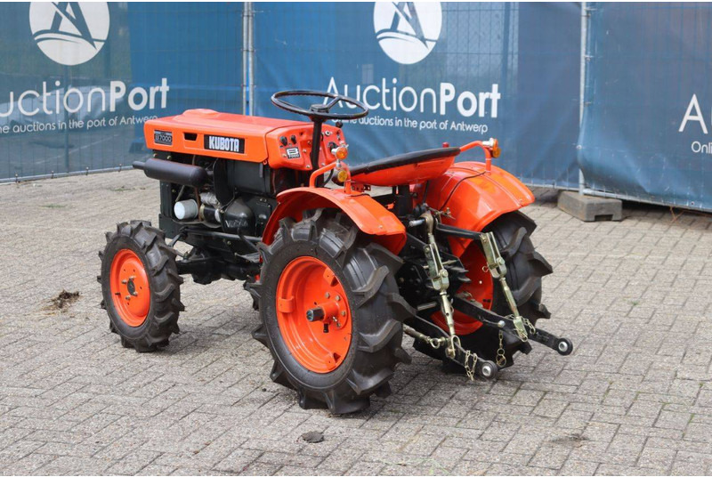 Kubota B7000 - Traktor: bilde 4 Kubota B7000 - Traktor: bilde 4