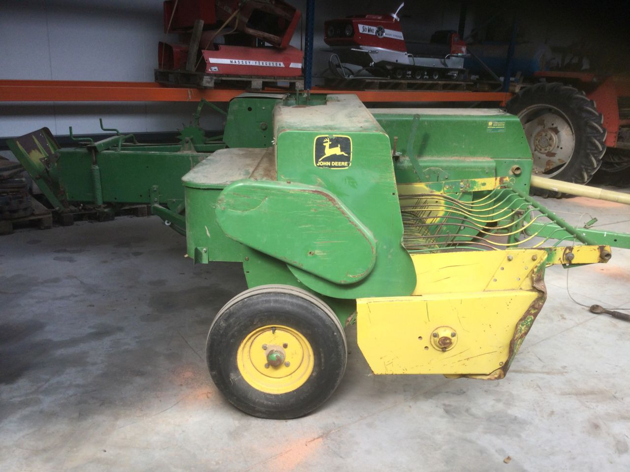 John Deere 336A - Firkantpresse: bilde 1 John Deere 336A - Firkantpresse: bilde 1