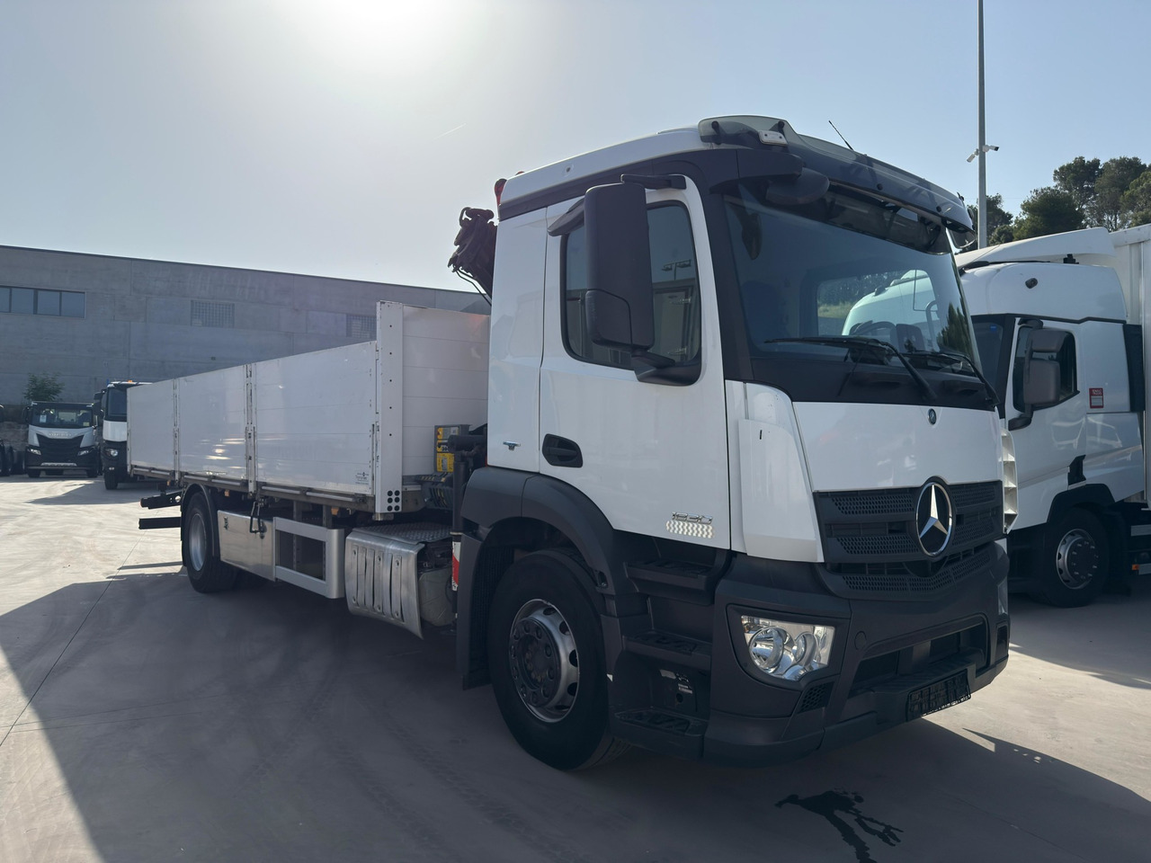 MERCEDES BENZ 18.30 Antos E6 (Platform and Grave) - Planbil, Kranbil: bilde 2 MERCEDES BENZ 18.30 Antos E6 (Platform and Grave) - Planbil, Kranbil: bilde 2