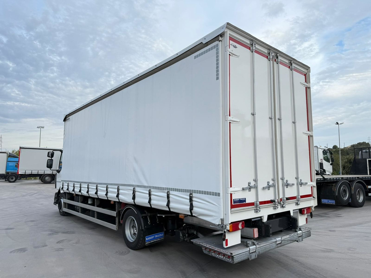 RENAULT D12.240 E6 (Tauliner) - Kapellbil: bilde 4 RENAULT D12.240 E6 (Tauliner) - Kapellbil: bilde 4