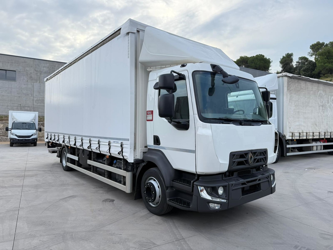RENAULT D12.240 E6 (Tauliner) - Kapellbil: bilde 2 RENAULT D12.240 E6 (Tauliner) - Kapellbil: bilde 2