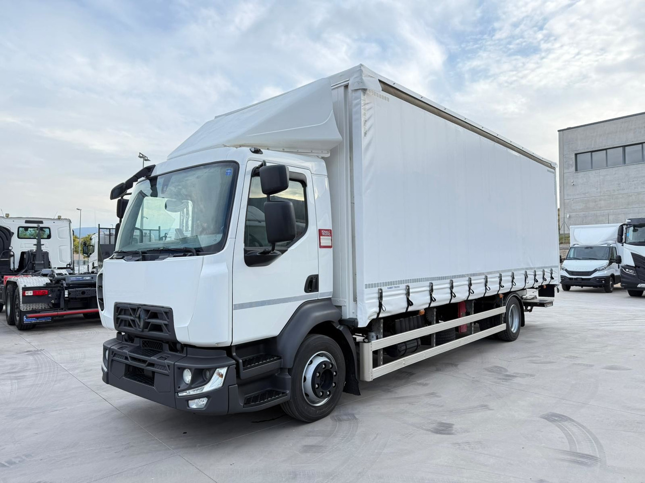 RENAULT D12.240 E6 (Tauliner) - Kapellbil: bilde 1 RENAULT D12.240 E6 (Tauliner) - Kapellbil: bilde 1