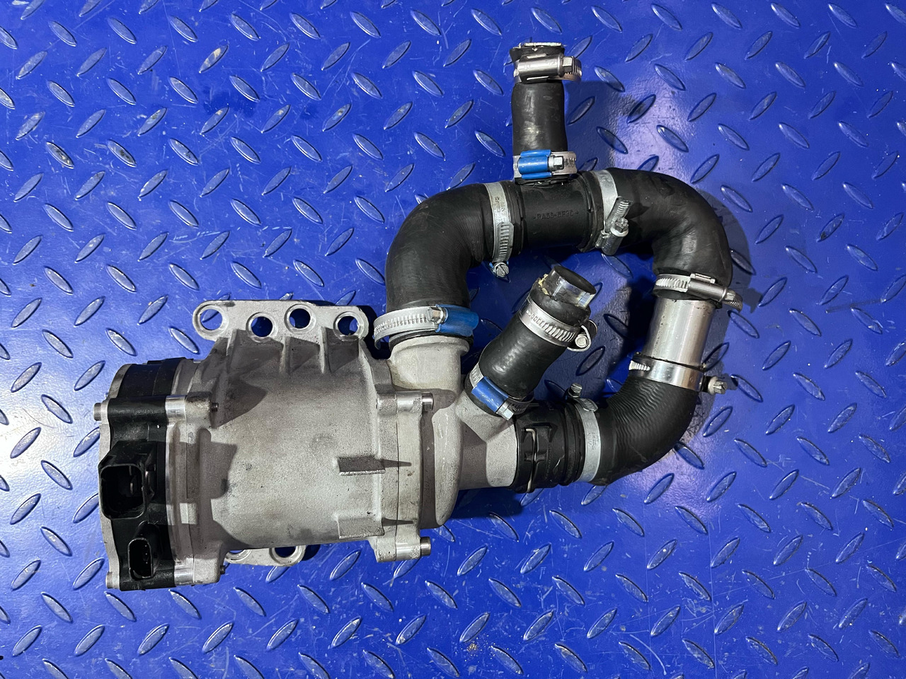 Mercedes Benz Water Pump A2562000600 - Hydraulikk: bilde 2 Mercedes Benz Water Pump A2562000600 - Hydraulikk: bilde 2